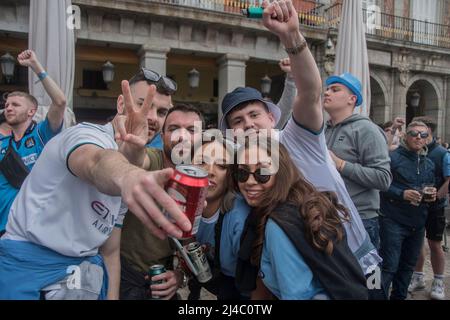 Madrid, Madrid, Espagne. 13th avril 2022. Les fans de Manchester United célèbrent avant le match au Wanda Metropolitano contre AtlÃ © tico de Madrid, sur la Plaza Mayor à Madrid Espagne (Credit image: © Alberto Sibaja/Pacific Press via ZUMA Press Wire) Banque D'Images
