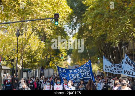 Buenos Aires, Argentine. 13th avril 2022. Les organisations sociales marchent vers la Plaza de Mayo en raison de l'absence de réponse à leurs demandes sociales qu'elles ont faites lors de la dernière réunion avec le ministre du développement social de la Nation, Juan Zavaleta. (Credit image: © Esteban Osorio/Pacific Press via ZUMA Press Wire) Banque D'Images