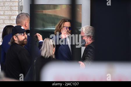 Johnny Depp fait la vague lorsqu'il arrive au palais de justice du comté de Fairfax à Fairfax, va, USA, le mardi 12 avril 2022. Photo de Ron Sachs/CNP/ABACAPRESS.COM Banque D'Images