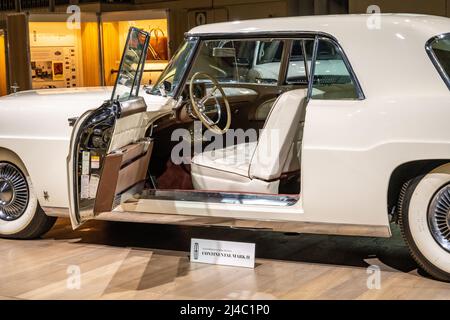 New York, États-Unis. 13th avril 2022. Un Lincoln Continental Mark II de 1956 qui appartenait à Elvis Presley en exposition au New York International Auto Show de 2022 dans le Javits Centre de New York. L'exposition normalement annuelle a été ouverte aujourd'hui après l'annulation des deux années précédentes en raison de la pandémie COVID-19. Credit: Enrique Shore/Alay Live News Banque D'Images