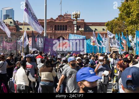 Buenos Aires, Argentine. 13th avril 2022. Les organisations sociales protestent sur la Plaza de Mayo en raison de l'absence de réponse à leurs revendications sociales qu'elles ont faites lors de la dernière réunion avec le ministre du développement social de la Nation, Juan Zavaleta. (Credit image: © Esteban Osorio/Pacific Press via ZUMA Press Wire) Banque D'Images