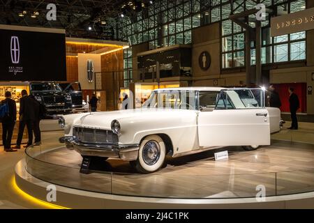 New York, États-Unis. 13th avril 2022. Un Lincoln Continental Mark II de 1956 qui appartenait à Elvis Presley en exposition au New York International Auto Show de 2022 dans le Javits Centre de New York. L'exposition normalement annuelle a été ouverte aujourd'hui après l'annulation des deux années précédentes en raison de la pandémie COVID-19. Credit: Enrique Shore/Alay Live News Banque D'Images