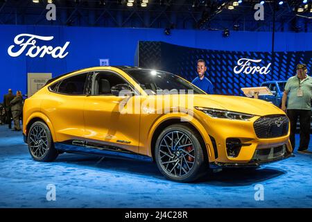 New York, États-Unis. 13th avril 2022. Un SUV tout électrique Ford Mustang Mach-E exposé au salon international de l'auto de New York 2022 au Javits Centre de New York. L'exposition normalement annuelle a été ouverte aujourd'hui après l'annulation des deux années précédentes en raison de la pandémie COVID-19. Credit: Enrique Shore/Alay Live News Banque D'Images