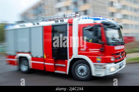 Schwerin, Allemagne. 25th septembre 2021. Un camion incendie conduit jusqu'à un semoir avec des lumières bleues. Environ 120 personnes des services d'urgence, de l'Agence fédérale allemande de secours technique (THW) et de la Croix-Rouge allemande (DRK) ont préparé divers scénarios d'urgence sur un grand site de démolition de l'association de logements Schwerin. L'escouade de chiens de secours et l'équipement de récupération de l'Elbe du Nord ont également été utilisés dans l'exercice « explosion de munitions non explosées ». Credit: Jens Büttner/dpa/Alay Live News Banque D'Images