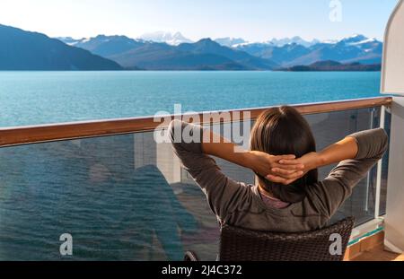 Touristes sur un bateau de croisière Voyage en Alaska se détendre en regardant les glaciers dans le parc national de Glacier Bay, États-Unis. Femme naviguant à l'intérieur de passage appréciant Banque D'Images