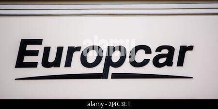 RIGA, LETTONIE. 16th novembre 2018. Logo de location de voitures Europcar. Europcar est une société française de location de voitures. Banque D'Images