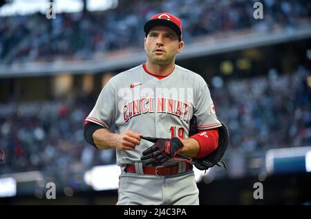 Atlanta, Géorgie, États-Unis. 09th avril 2022. Joey Votto, l'infianteur de Cincinnati Reds, revient au dugout à la fin du deuxième repas d'un match MLB contre les Atlanta Braves au Truist Park à Atlanta, en Géorgie. Austin McAfee/CSM/Alamy Live News Banque D'Images