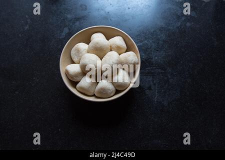 Dessert indien rasgulla ou rosogolla dans un bol. Gros plan, mise au point sélective. Banque D'Images