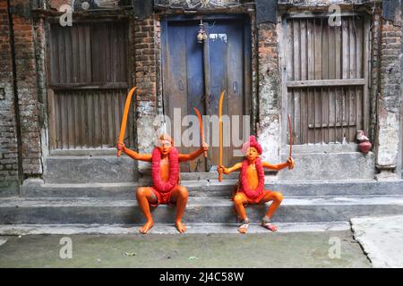 Non exclusif: MUNSHIGANJ, BANGLADESH - APR 14, 2022: Les dévotés hindous avec leur corps peint en rouge prennent part à une procession tenant swor Banque D'Images