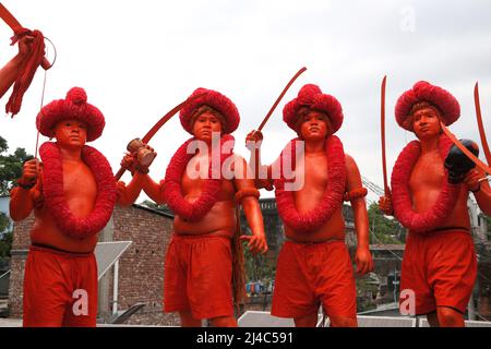 Non exclusif: MUNSHIGANJ, BANGLADESH - APR 14, 2022: Les dévotés hindous avec leur corps peint en rouge prennent part à une procession tenant swor Banque D'Images