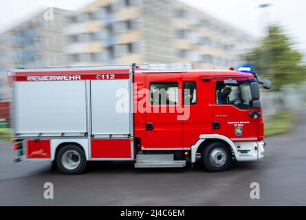 Schwerin, Allemagne. 25th septembre 2021. Un camion incendie conduit jusqu'à un semoir avec des lumières bleues. Environ 120 personnes des services d'urgence, de l'Agence fédérale allemande de secours technique (THW) et de la Croix-Rouge allemande (DRK) ont préparé divers scénarios d'urgence sur un grand site de démolition de l'association de logements Schwerin. L'escouade de chiens de secours et l'équipement de récupération de l'Elbe du Nord ont également été utilisés dans l'exercice « explosion de munitions non explosées ». Credit: Jens Büttner/dpa/Alay Live News Banque D'Images