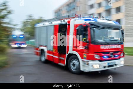 Schwerin, Allemagne. 25th septembre 2021. Un camion incendie conduit jusqu'à un semoir avec des lumières bleues. Environ 120 personnes des services d'urgence, de l'Agence fédérale allemande de secours technique (THW) et de la Croix-Rouge allemande (DRK) ont préparé divers scénarios d'urgence sur un grand site de démolition de l'association de logements Schwerin. L'escouade de chiens de secours et l'équipement de récupération de l'Elbe du Nord ont également été utilisés dans l'exercice « explosion de munitions non explosées ». Credit: Jens Büttner/dpa/Alay Live News Banque D'Images