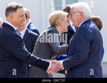 Warschau, Pologne. 12th avril 2022. Le président allemand Frank-Walter Steinmeier (r) est accueilli par le président polonais Andrzej Duda (l) lors de son voyage d'une journée en Pologne. Outre les entretiens avec le président, une réunion avec les volontaires de Caritas Pologne et une conversation avec la veuve du regretté compositeur Penderecki sont également prévues. Credit: Jens Büttner/dpa/Alay Live News Banque D'Images