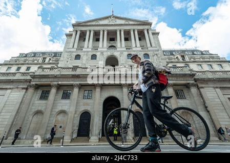 Londres, Grande-Bretagne. 13th avril 2022. Une femme passe devant la Banque d'Angleterre à Londres, en Grande-Bretagne, le 13 avril 2022. L'indice des prix à la consommation (IPC) de la Grande-Bretagne a augmenté de 7 pour cent en 12 mois à mars 2022, contre 6,2 pour cent en février, atteignant un nouveau sommet de 30 ans, les statistiques officielles ont montré mercredi. Credit: Stephen Chung/Xinhua/Alay Live News Banque D'Images