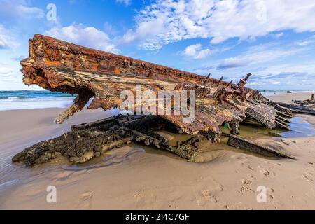 Partie du pont en bois restant de l'épave de Maheno sur la plage de l'est sur Fraser Island, Queensland, Australie Banque D'Images