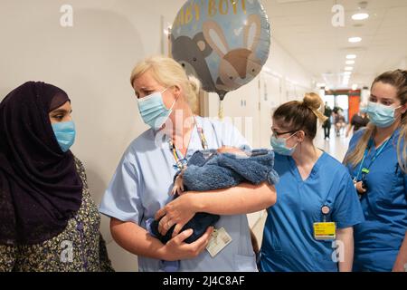 Helen Flanagan, infirmière de l'a&E, a deux semaines de bébé Mohammed Ibrahim à l'hôpital Northwick Park de Harrow. Lalene Malik, 23 ans, (à gauche) est allée chez A&E avec des crampes d'estomac le 26 mars et a donné naissance à son bébé dans les toilettes, n'ayant pas su qu'elle était prégérante et sans signes physiques de grossesse. Date de la photo: Mercredi 13 avril 2022. Banque D'Images