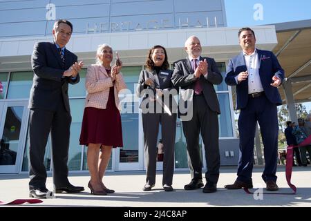 MT. Les membres du conseil d'administration du San Antonio College Gary Chow, Laura Santos, Judy Chen Haggerty, Manuel Baca et Robert Hidalgo participent à une cérémonie de coupe de ruban du Heritage Hall au Hilmer Lodge Stadium, le mercredi 13 avril 2022, à Walnut, Etalonnage Banque D'Images