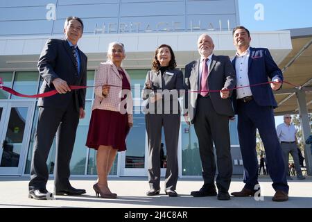 MT. Les membres du conseil d'administration du San Antonio College Gary Chow, Laura Santos, Judy Chen Haggerty, Manuel Baca et Robert Hidalgo participent à une cérémonie de coupe de ruban du Heritage Hall au Hilmer Lodge Stadium, le mercredi 13 avril 2022, à Walnut, Etalonnage Banque D'Images