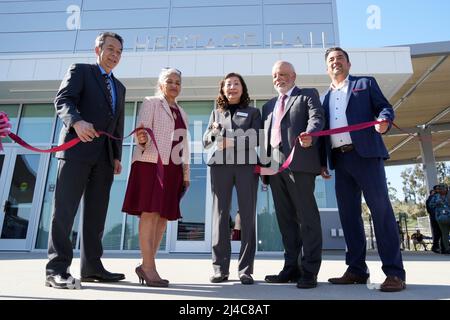 MT. Les membres du conseil d'administration du San Antonio College Gary Chow, Laura Santos, Judy Chen Haggerty, Manuel Baca et Robert Hidalgo participent à une cérémonie de coupe de ruban du Heritage Hall au Hilmer Lodge Stadium, le mercredi 13 avril 2022, à Walnut, Etalonnage Banque D'Images