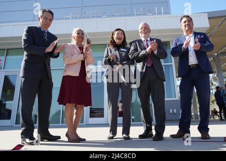 MT. Les membres du conseil d'administration du San Antonio College Gary Chow, Laura Santos, Judy Chen Haggerty, Manuel Baca et Robert Hidalgo participent à une cérémonie de coupe de ruban du Heritage Hall au Hilmer Lodge Stadium, le mercredi 13 avril 2022, à Walnut, Etalonnage Banque D'Images