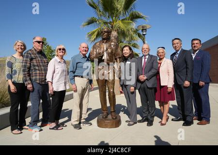 MT. Les membres du conseil d'administration du San Antonio College Gary Chow, Laura Santos, Judy Chen Haggerty, Manuel Baca et Robert Hidalgo participent à une cérémonie de coupe de ruban du Heritage Hall au Hilmer Lodge Stadium, le mercredi 13 avril 2022, à Walnut, Etalonnage Banque D'Images