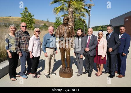 MT. Les membres du conseil d'administration du San Antonio College Gary Chow, Laura Santos, Judy Chen Haggerty, Manuel Baca et Robert Hidalgo participent à une cérémonie de coupe de ruban du Heritage Hall au Hilmer Lodge Stadium, le mercredi 13 avril 2022, à Walnut, Etalonnage Banque D'Images