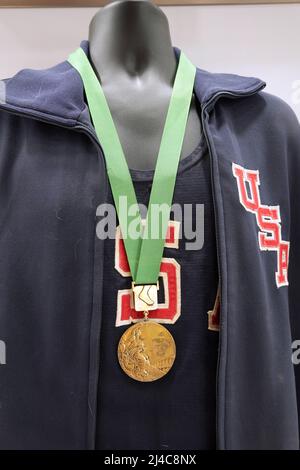 La médaille d'or aux Jeux olympiques de Mexico de 1968 remportée par Mt. Bob Seagren, ancien élève du San Antonio College, dans la voûte à la perche du Heritage Hall au stade Hilmer Lodge, mercredi 13 avril 2022, à Walnut, Etalonnage Banque D'Images