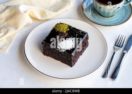 Gâteau humide au chocolat. Mouiller le gâteau dans une assiette. Produits de boulangerie. Gros plan. Banque D'Images