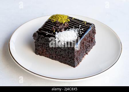 Gâteau humide au chocolat. Mouiller le gâteau dans une assiette. Produits de boulangerie. Gros plan. Banque D'Images