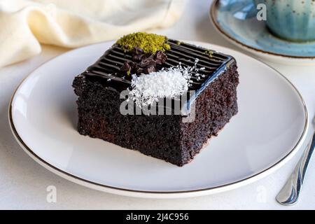 Gâteau humide au chocolat. Mouiller le gâteau dans une assiette. Produits de boulangerie. Gros plan. Banque D'Images