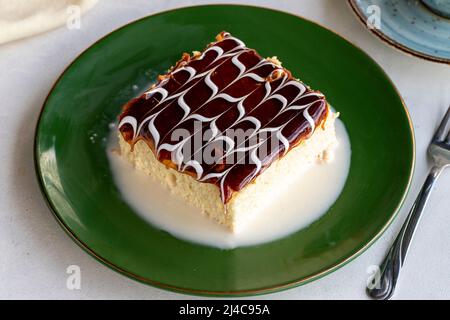 Gâteau Trilece au caramel. Gâteau Trilece sur fond blanc. . Produits de boulangerie. Gros plan. Pâtes trileçe de nom local Banque D'Images