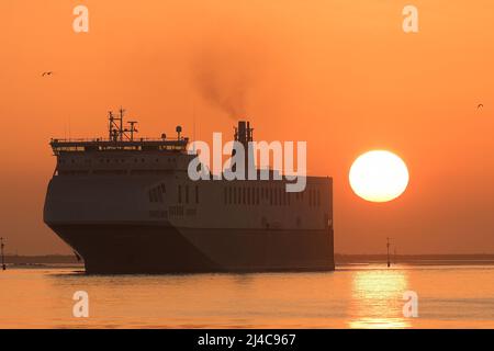 Gravesend Kent, Royaume-Uni. 14th avril 2022. Le soleil s'élève au-dessus de la Tamise près de Gravesend Kent sur ce qui devrait être le jour le plus chaud de 2022 jusqu'à ce que le pays se prépare pour le temps de Pâques et les températures très au-dessus de la moyenne. Crédit : MARTIN DALTON/Alay Live News Banque D'Images