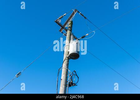 Gros plan de la perche électrique ESB et des câbles en Irlande. Banque D'Images