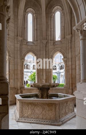 Alcobaca, Portugal - 7 avril 2022 : bassin d'eau Renaissance dans la fontaine gothique du monastère d'Alcobaca Banque D'Images