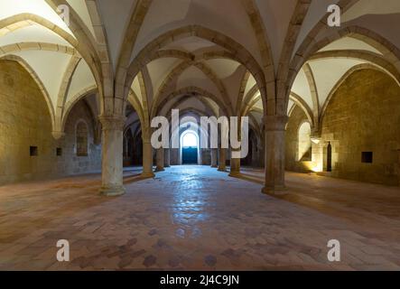 Alcobaca, Portugal - 7 avril 2022 : vue intérieure du dortoir du monastère d'Alcobaca Banque D'Images