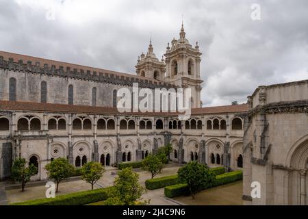 Alcobaca, Portugal - 7 avril 2022 : cloître et église du monastère d'Alcobaca Banque D'Images