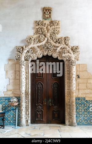 Alcobaca, Portugal - 7 avril 2022 : chapelle de Manueline et porte de la sacristie dans le monastère d'Alcobaca Banque D'Images