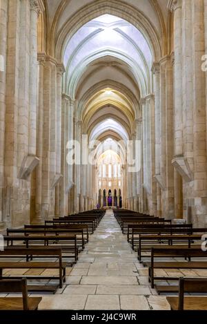 Alcobaca, Portugal - 7 avril 2022 : la nef centrale de l'église du monastère d'Alcobaca Banque D'Images