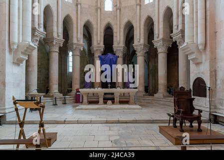 Alcobaca, Portugal - 7 avril 2022 : autel de l'église du monastère d'Alcobaca Banque D'Images