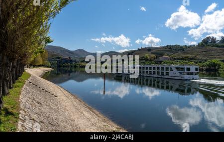 Peso da Regua, Portugal - 10 avril 2022 : vue sur un bateau de croisière en amont sur le Douro Banque D'Images