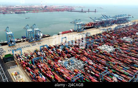 QINGDAO, CHINE - le 13 AVRIL 2022 - les navires de cargaison se quai au port de Qingdao, dans la province de Shandong, en Chine orientale, le 13 avril 2022. La qualité de Qingdao' Banque D'Images