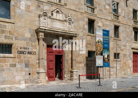 Viseu, Portugal - 9 avril 2022 : vue sur l'entrée du musée national de Grao Vasco dans la vieille ville de Viseu Banque D'Images