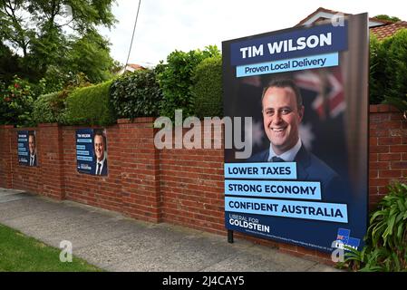 Trois signes faisant la promotion de la campagne de réélection du député de Tim Wilson en tant que représentant de Goldstein aux prochaines élections fédérales sur un mur de briques Banque D'Images