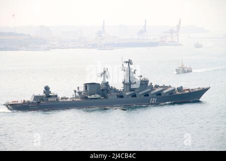 Istanbul, Turquie. 07th septembre 2014. Le croiseur à missiles guidé russe 'Moskva' traverse le Bosphore pour rejoindre la mer Méditerranée. Credit: Picture Alliance/dpa/Alay Live News Banque D'Images