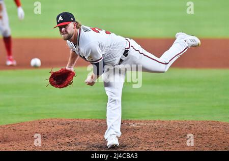 09 avril 2022: Atlanta Braves Pitcher A.J. Minter livre un terrain pendant le septième repas d'un match MLB contre les Cincinnati Reds au Truist Park à Atlanta, GA. Austin McAfee/CSM Banque D'Images