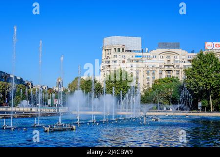 Bucarest, Roumanie, 4 septembre 2021 : fontaine décorative avec de petites gouttes d'eau sur la place Unirii (Piata Unirii) dans le centre-ville, en automne ensoleillé Banque D'Images