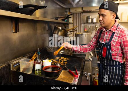 USAGE ÉDITORIAL EXCLUSIF le propriétaire du restaurant, Dung Nguyen de Banh Banh Cafe, est l'une des dix entreprises indépendantes de Londres qui ont été sélectionnées pour recevoir une part d'une subvention de £50 000 dans le cadre du programme Dine local, géré par la Fondation International Downtown Association et BRIXTON BID, Et pris en charge par American Express, Londres. Date de publication : jeudi 14th avril 2022. Banque D'Images