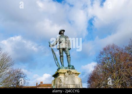 Monument commémoratif statue en bronze d'un rifleman du King's Royal Rifle corps à Cathedral Close, Winchester, Hampshire, Angleterre Banque D'Images