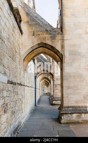 Cloîtres et arches sous les contreforts volants sur le côté sud de la cathédrale de Winchester, Cathedral Close, Winchester, Hampshire, sud de l'Angleterre Banque D'Images