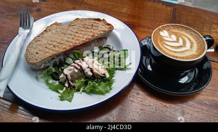 CARDIFF. CAERDYDD; PAYS DE GALLES; 08-11-21. Un sandwich au fromage grillé et du café au lait. Banque D'Images